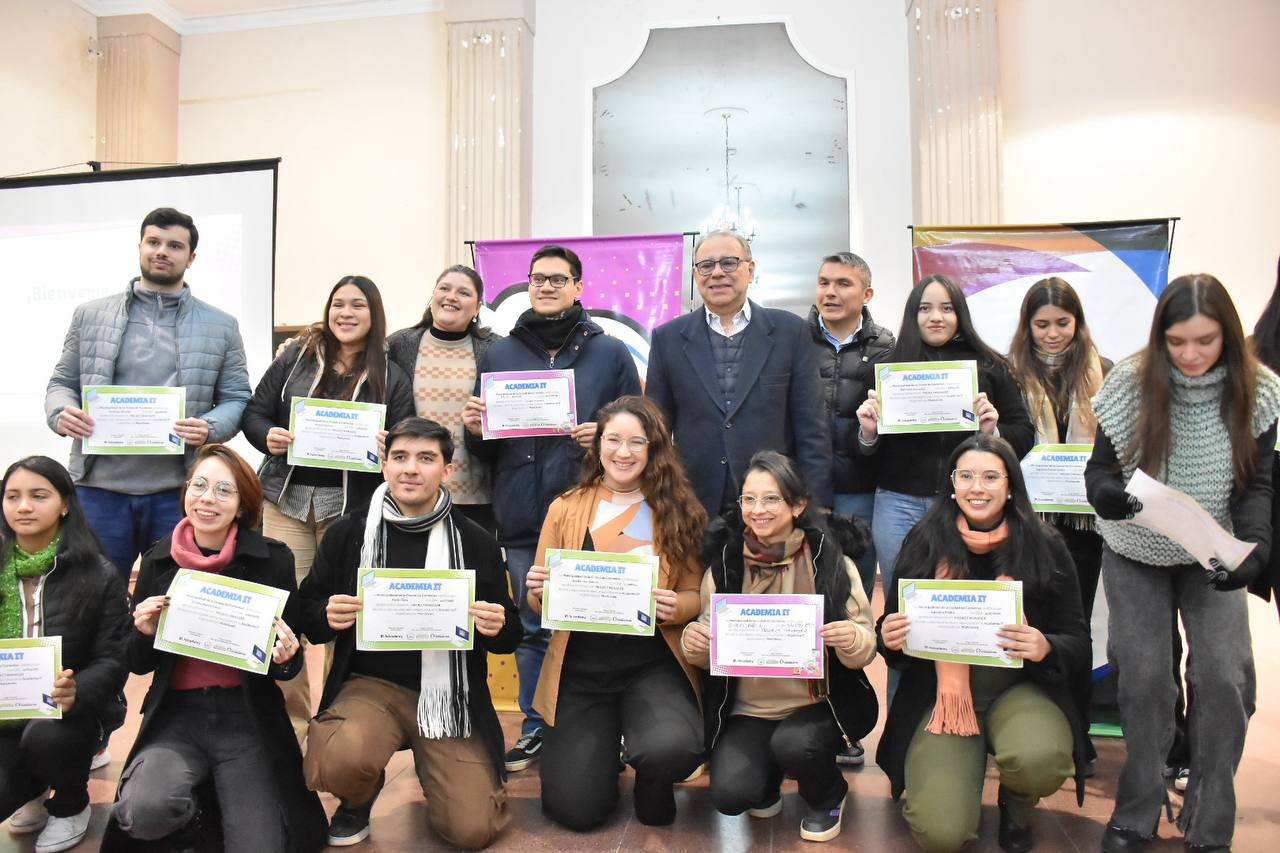 Tassano entregó certificados a más de 200 egresados de la Academia IT thumbnail
