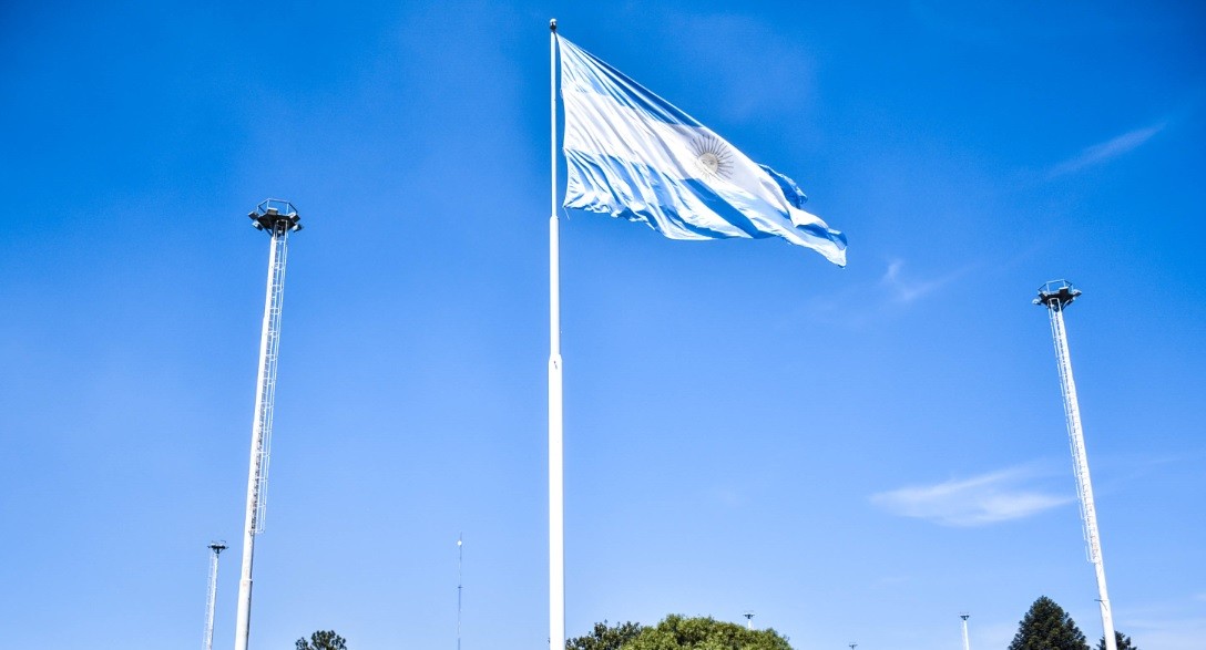 La Municipalidad reemplazó la Bandera Nacional del mástil de la rotonda de  la Virgen de Itatí