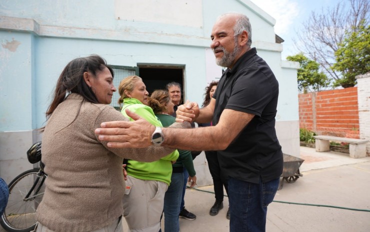 Polich supervisó obras en la plaza del barrio Anahí y destacó el trabajo integral del personal municipal