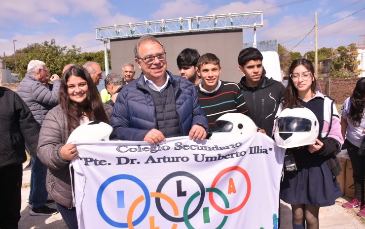 Tassano entregó cascos a egresados del curso “Mi Primera Licencia”
