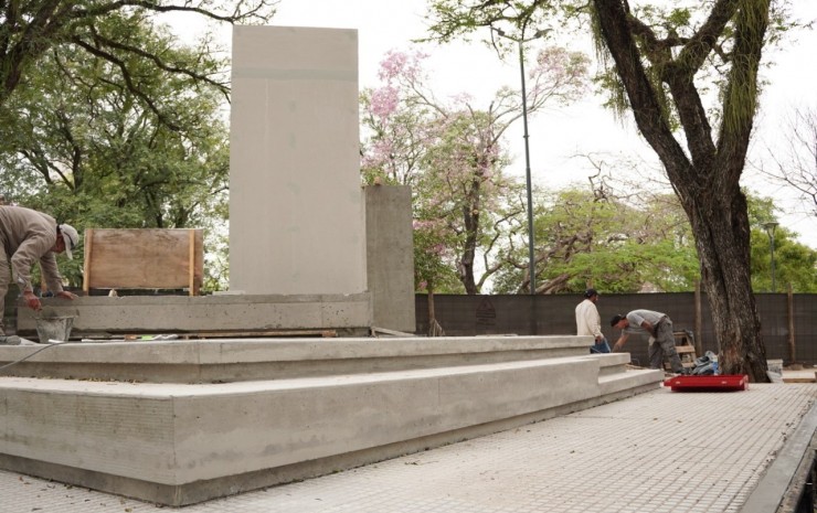 Parque Mitre: la Municipalidad pone en valor el monumento a Sarmiento con una nueva intervención
