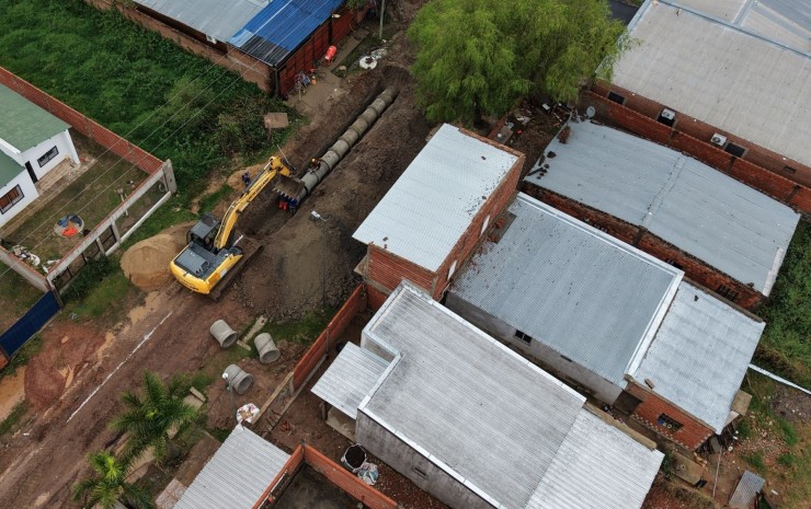 Ejecutan obras pluviales para prevenir anegamientos por lluvias en el barrio San Ignacio