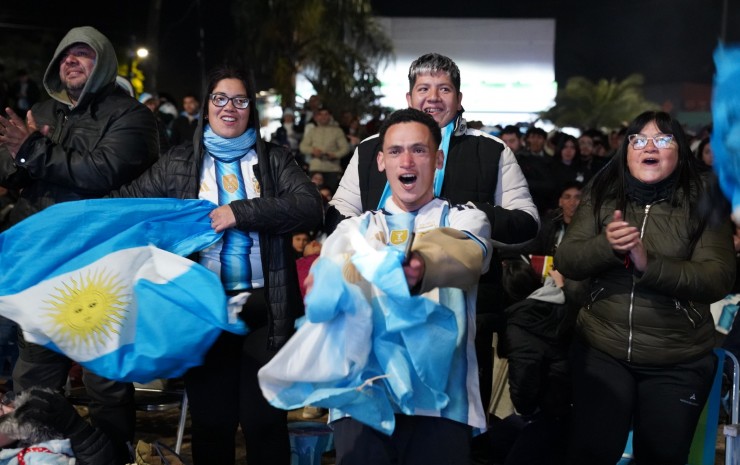 Otro gran éxito del Fan Fest municipal: una multitud alentó a la Selección y le puso calor al invierno