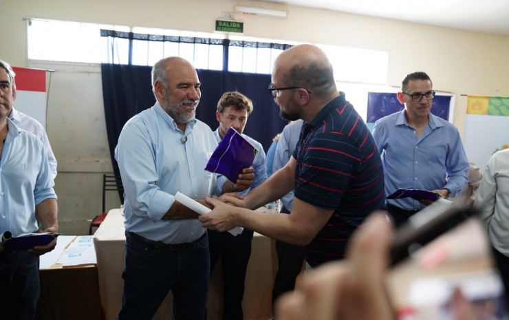 El intendente Polich participó de una nueva entrega de anteojos a vecinos de la ciudad