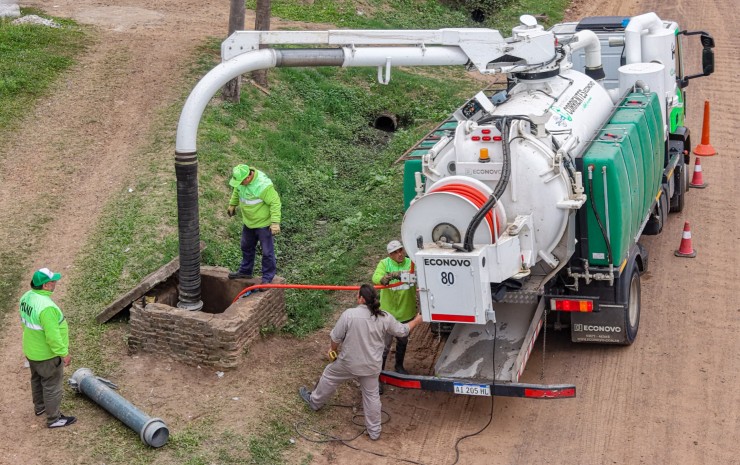 El camión desobstructor ya limpió desagües en más de treinta puntos claves de la ciudad