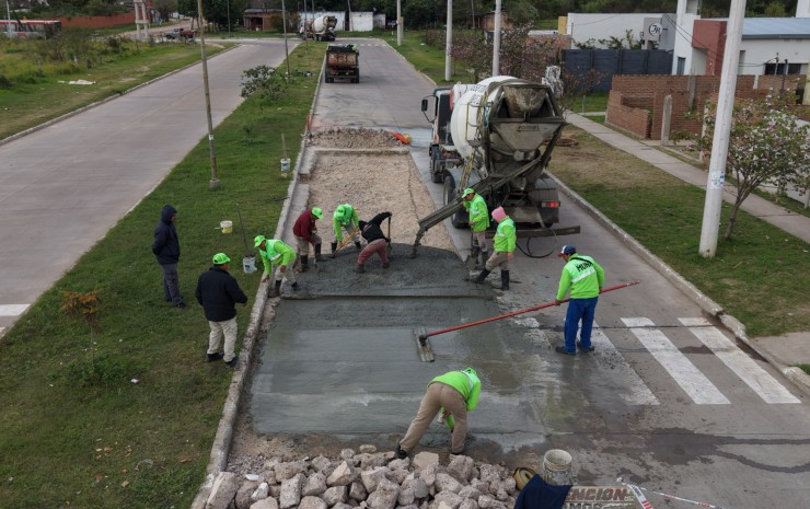 La Municipalidad de Corrientes avanza con obras de bacheo y enripiado en distintos barrios de la Capital
