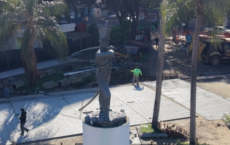 Avanzan los trabajos municipales de refuncionalización de un sector de la plaza Cabral
