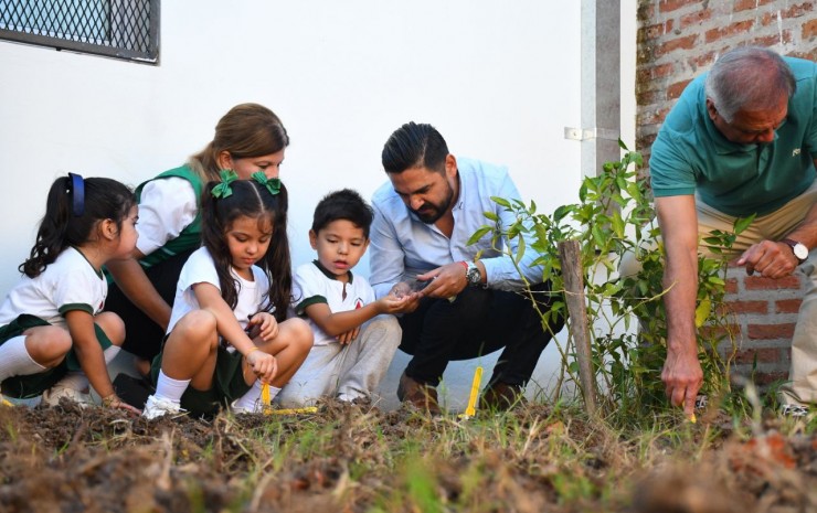 Capacitan a alumnos de jardines municipales en la importancia de las huertas comunitarias