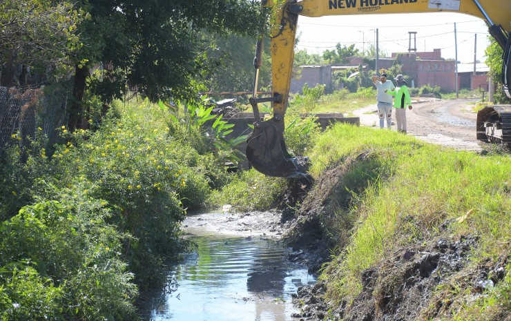 Avanza la limpieza del canal de La Olla para prevenir anegamientos