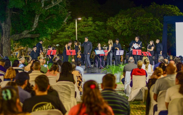  Corrientes abrió su Mes Aniversario con una gran noche cultural en el Anfiteatro José Hernández