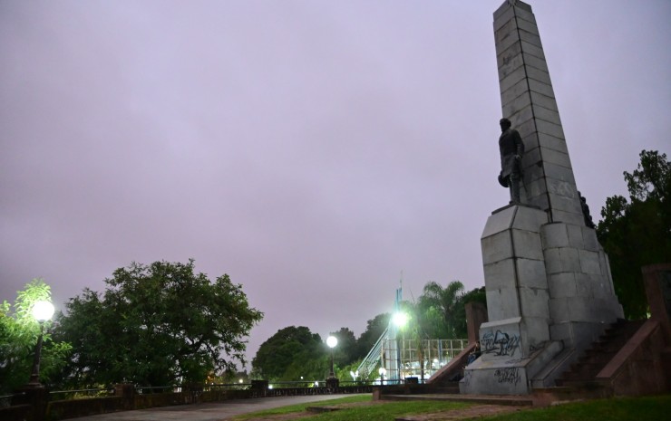 El Municipio avanza con mejoras en iluminación y veredas en sectores estratégicos del parque Mitre  