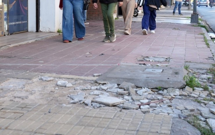 El Ejecutivo municipal impulsa declarar la emergencia en veredas y brinda alternativas a los vecinos para su reparación