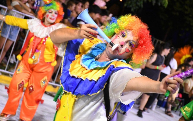 Momo se despide a puro brillo, color y tradición en la Costanera Sur