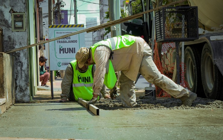 Más de 10.000 m² de nuevas veredas ya están en obra con el esfuerzo conjunto del Municipio y los vecinos