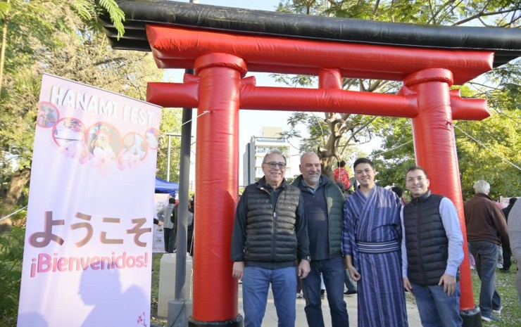 En la costanera, familias disfrutaron un domingo con emprendedores y espectáculos artísticos